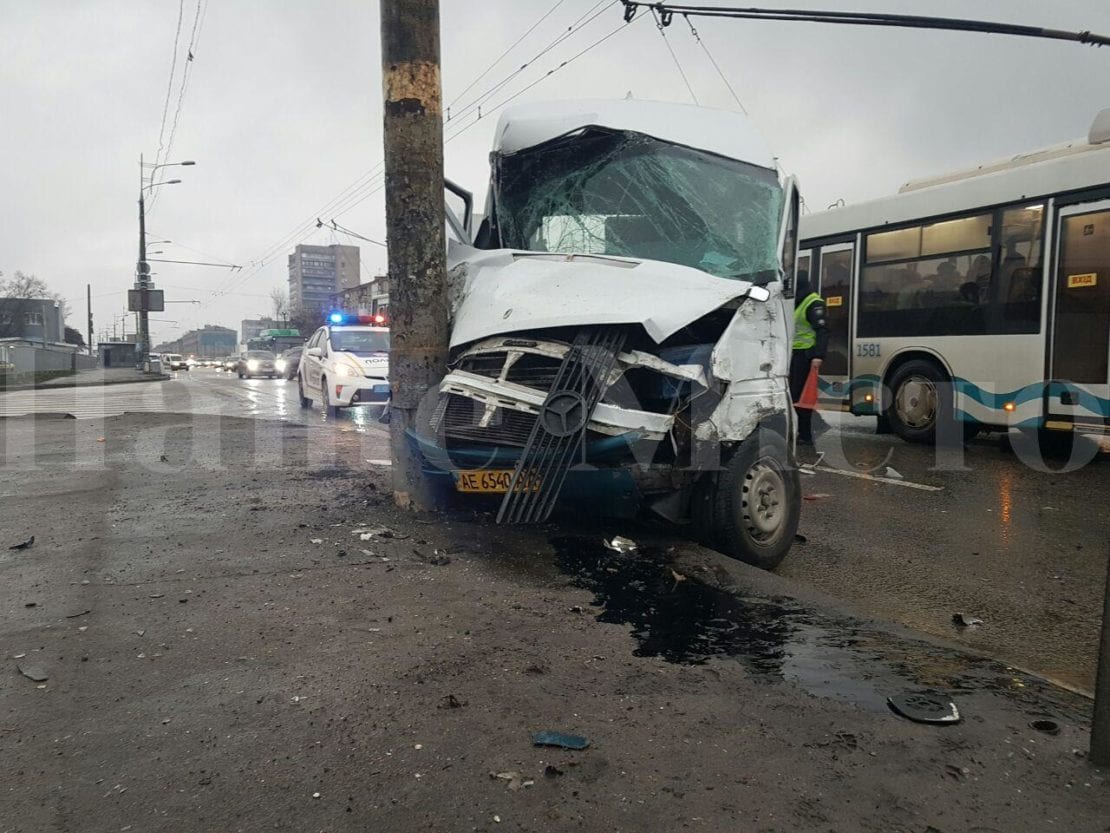 ДТП Днепр: маршрутка влетела в столб на пр. Слобожанский (Фото)