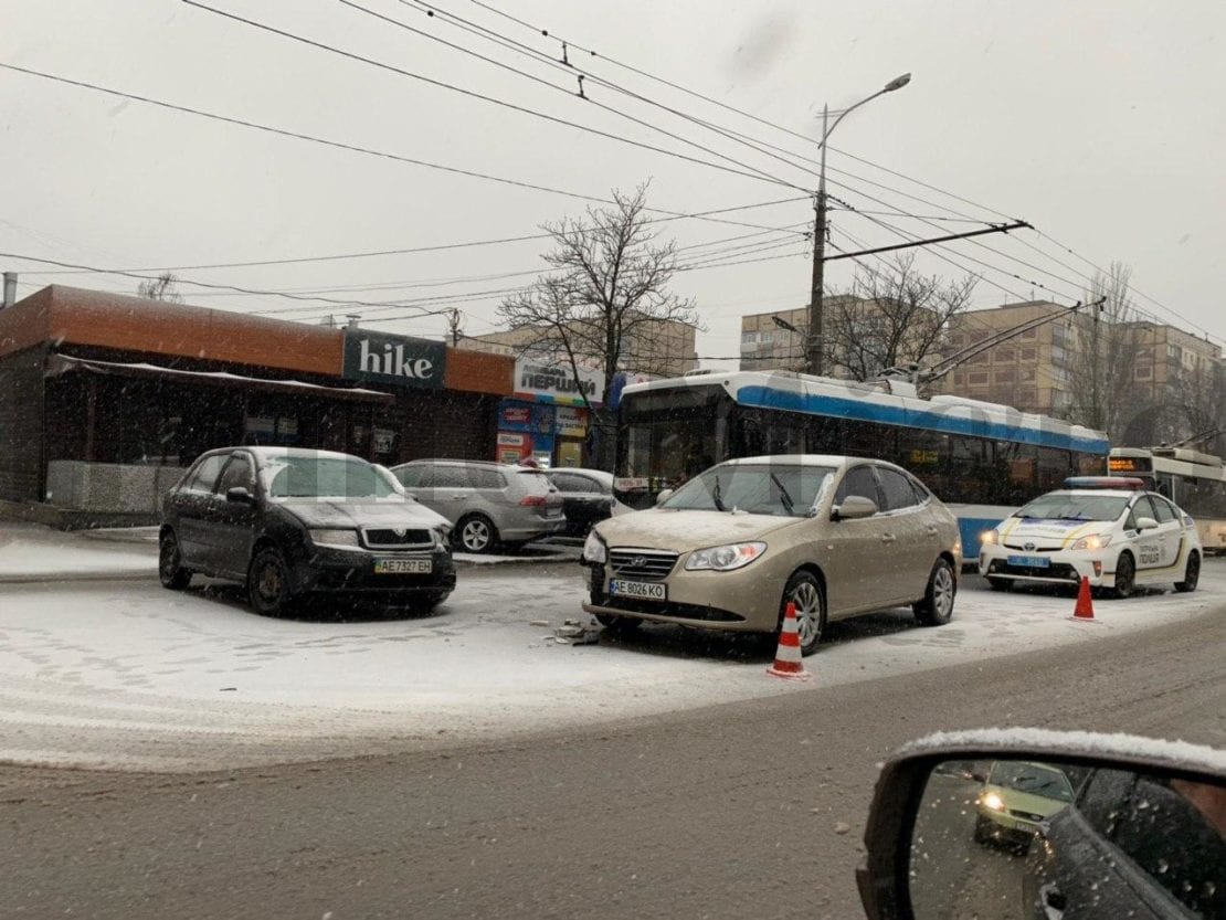 Днепр накрыл снегопад: город застыл в пробках. Новости Днепра