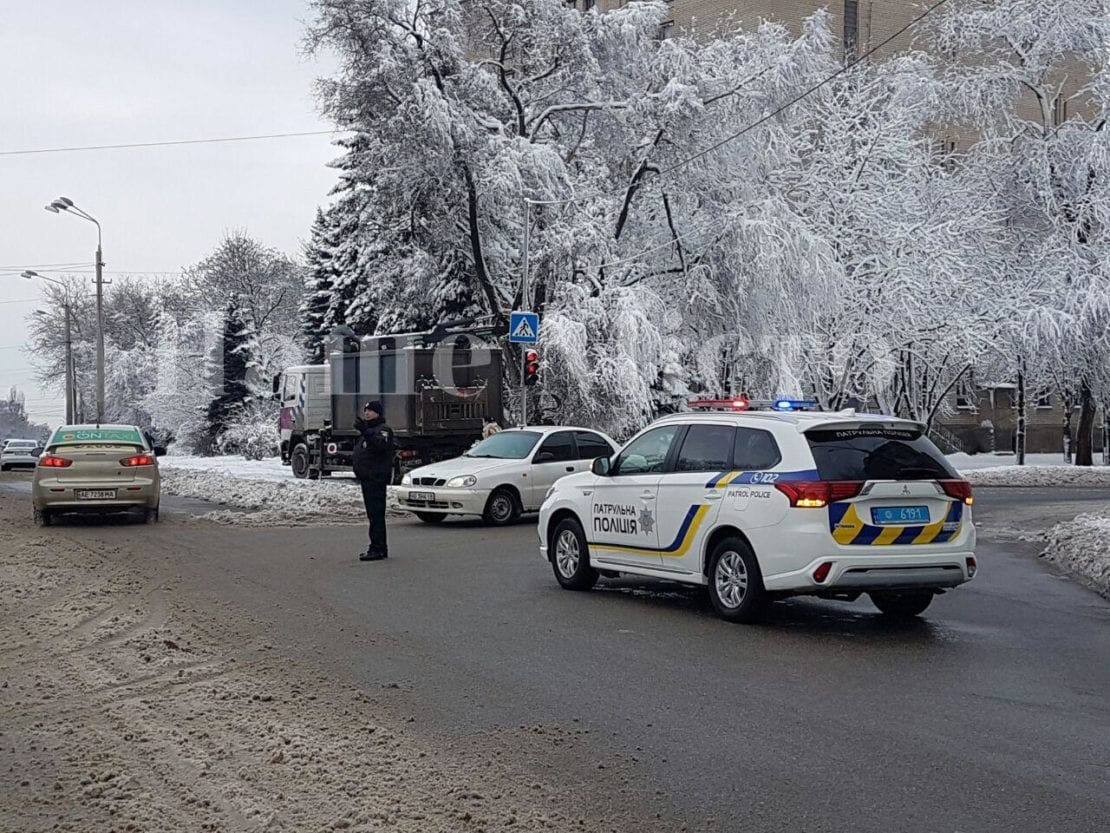 На Хмельницкого полиция не пропускает машины. Новости Днепра