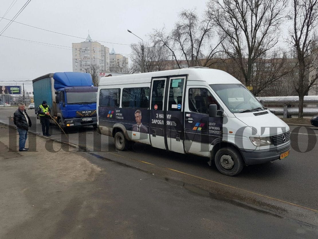 ДТП Днепр: из маршрутки во время аварии выпала пассажирка