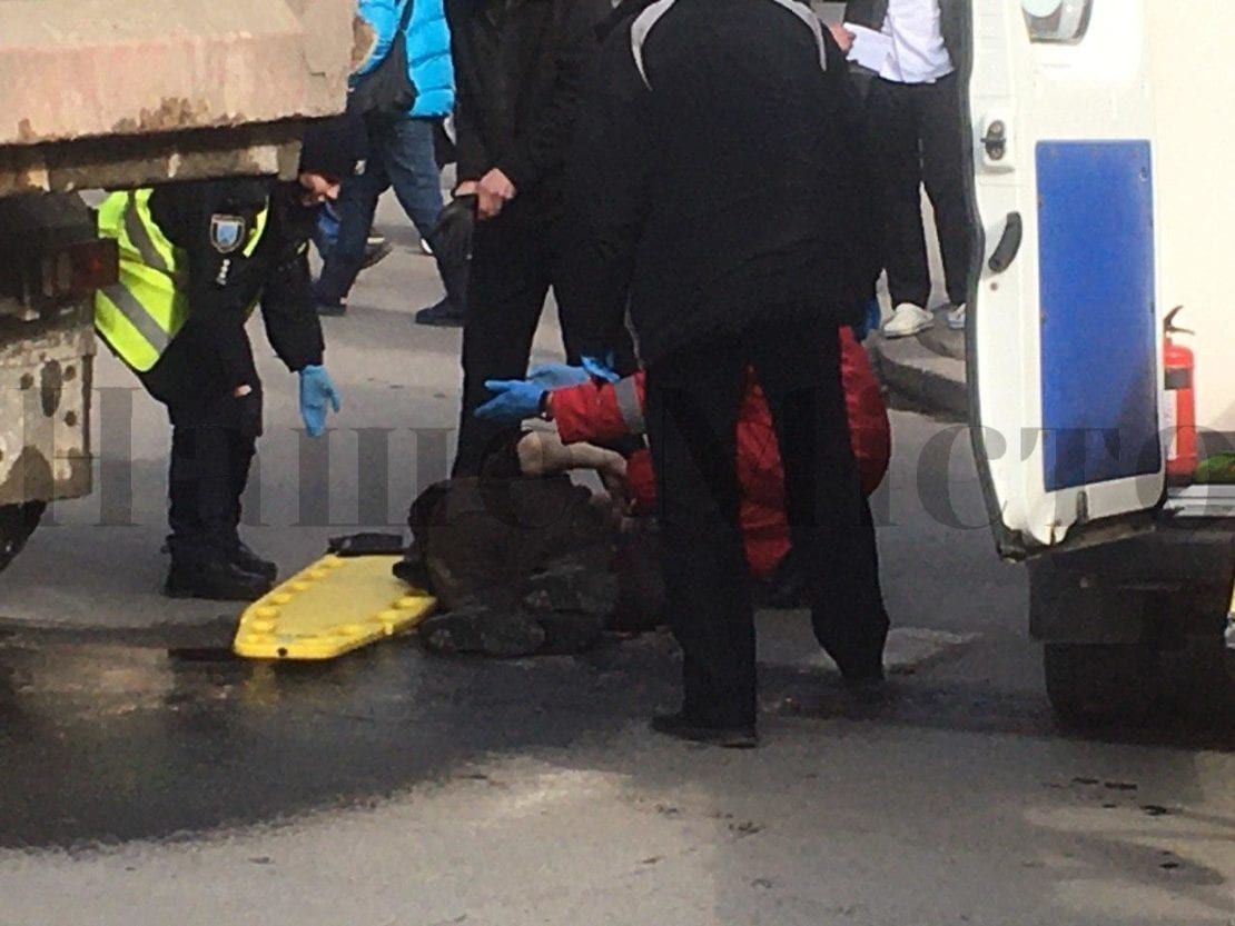 Бездомный попрошайка бросился под «КамАЗ». Новости Днепра