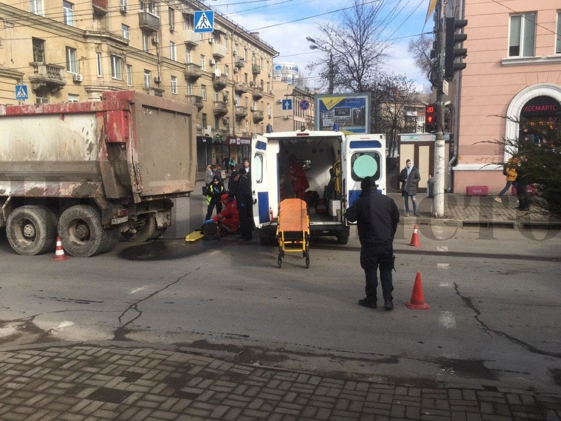 Бездомный попрошайка бросился под «КамАЗ». Новости Днепра