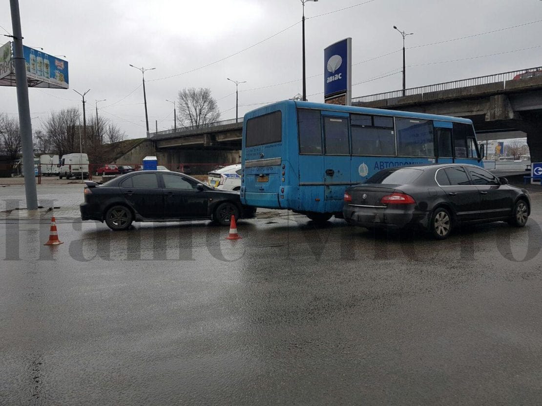 ДТП Днепр: маршрутка врезалась в Uklon (Видео)