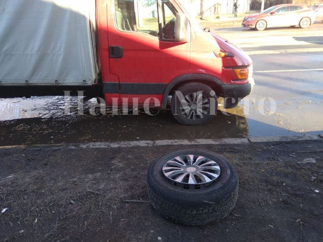 ДТП в Днепре: грузовик оторвал колесо и "запустил" в легковушку