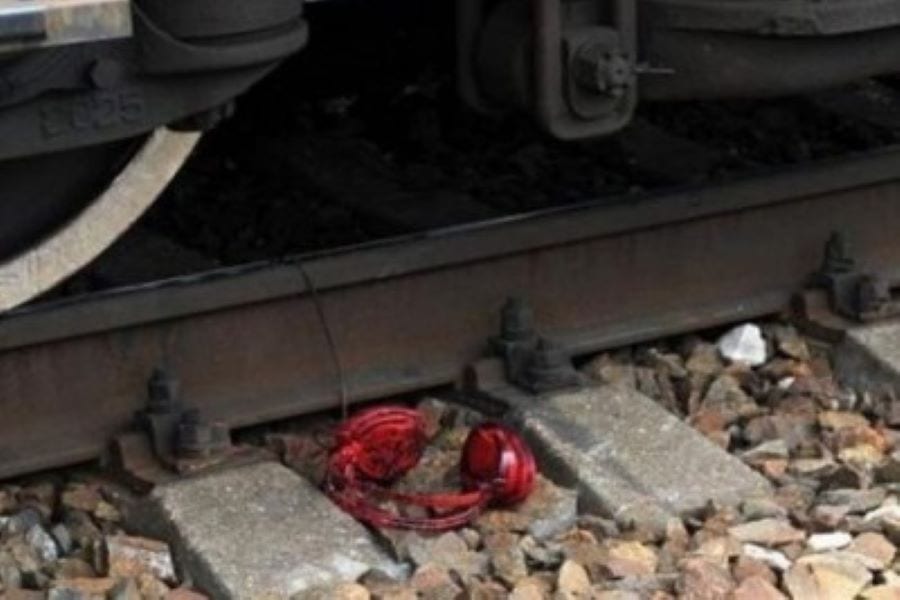 Умерла из-за наушников: поезд задавил 17-летнюю девушку