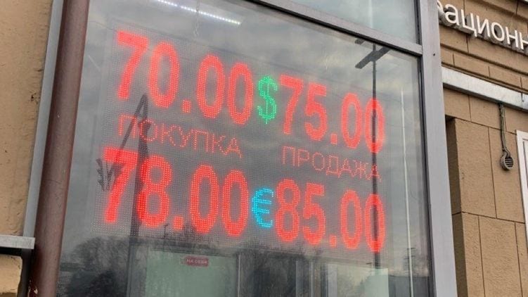 В России рухнул рубль после обвала цен на нефть