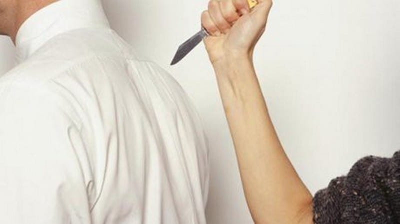Ножом в спину: женщина едва не убила мужа. Новости Днепра
