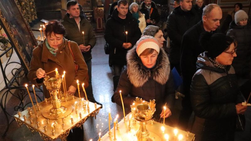 Под Днепром пожилых прихожан просят не ходить в церковь, а всех остальных не целовать иконы