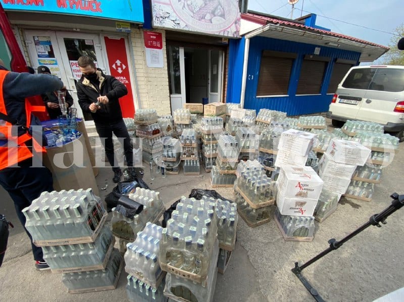 В Днепре у наливайки изъяли алкоголь, для антисептиков (Фото, видео)