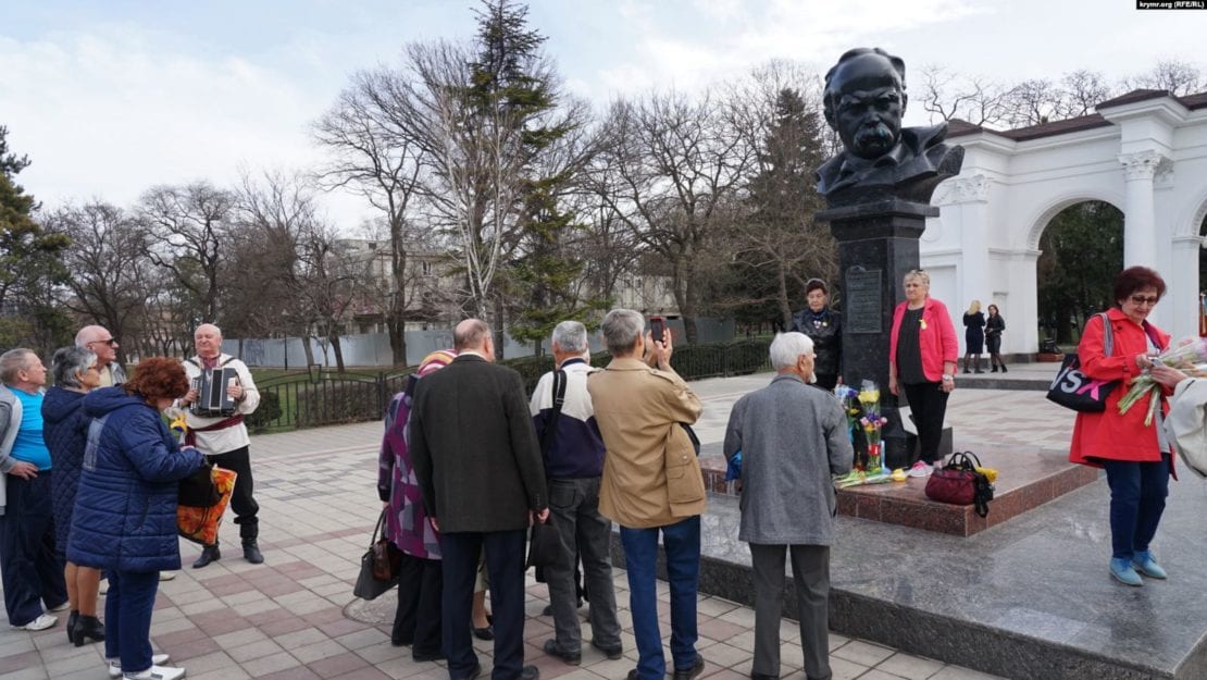 В Крыму украинцам запретили петь национальный гимн (Фото)