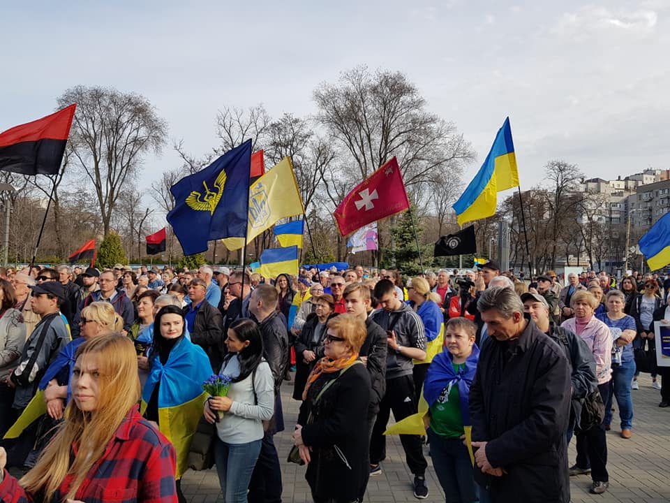 В Днепре сотни людей пришли сказать «Ганьба» Зеленскому