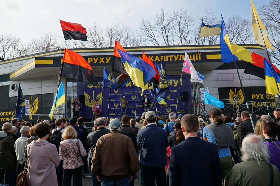 В Днепре сотни людей пришли сказать «Ганьба» Зеленскому