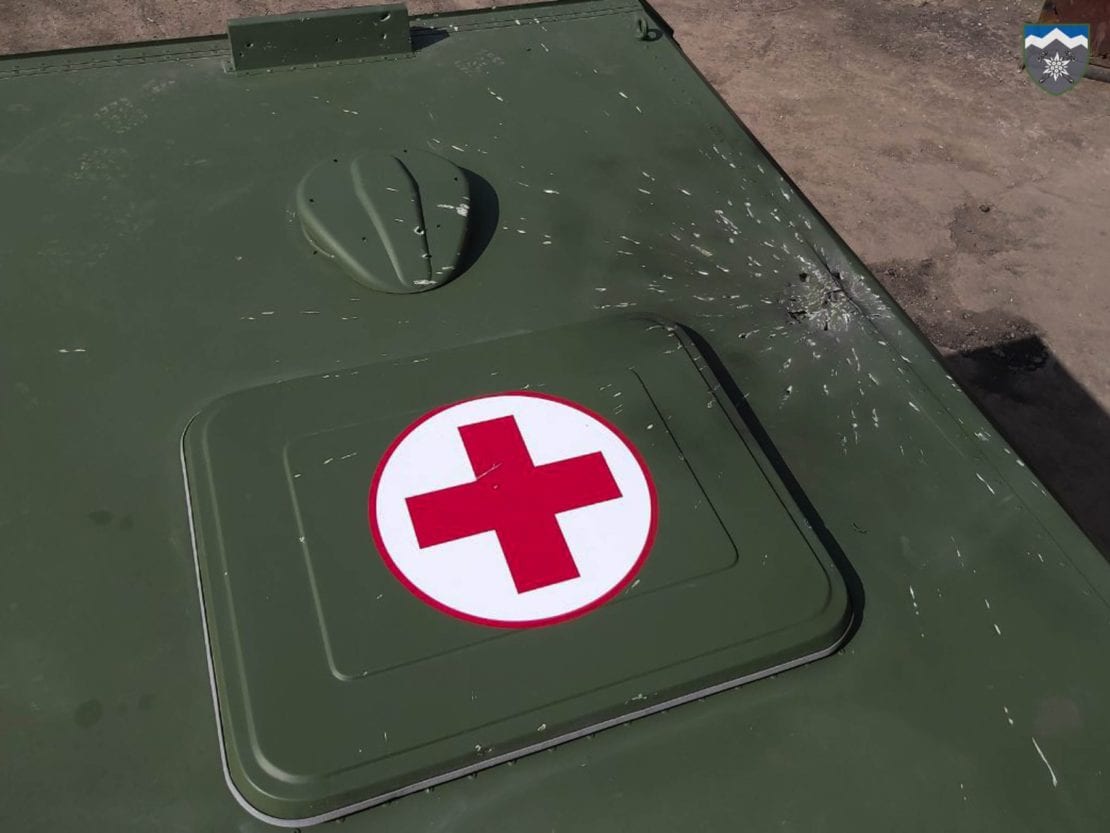 На Донбассе россияне сбросили гранаты на санитарный автомобиль