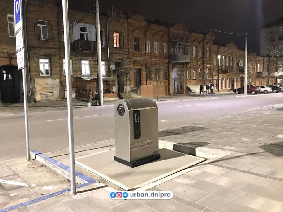 В центре Днепре появились подземные баки для мусора (фото)