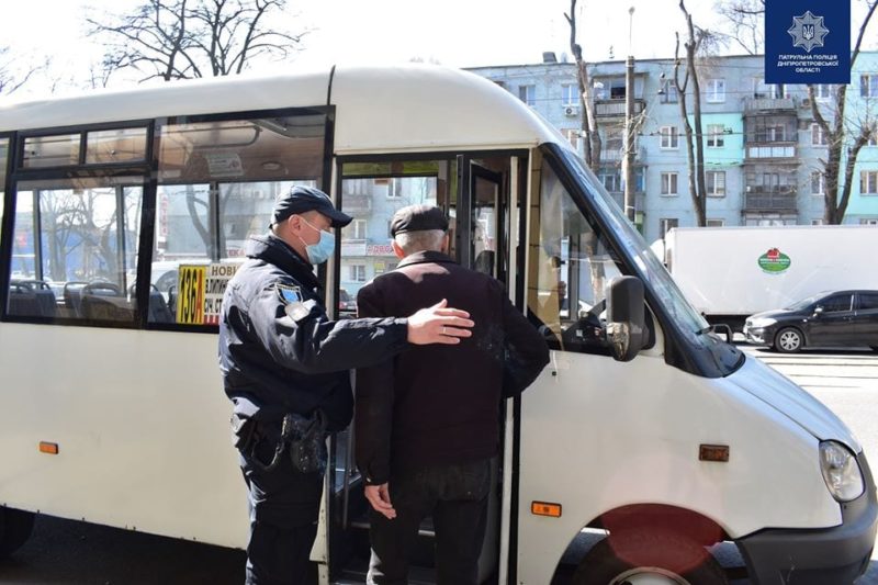 Не выезжайте из дома: в Днепре патрульные обратились к горожанам