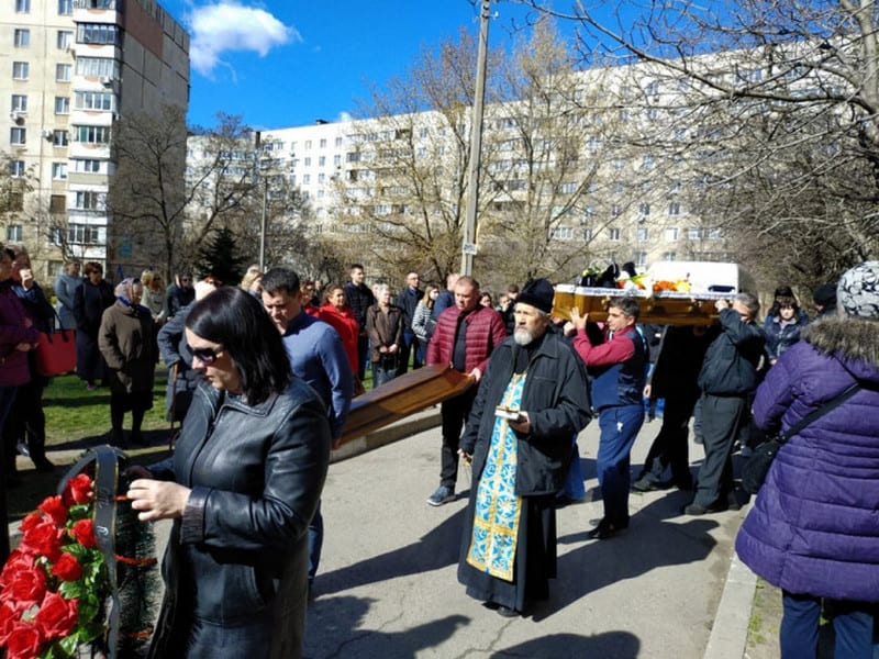 В Запорожье похоронили девочку, на которую упала статуя