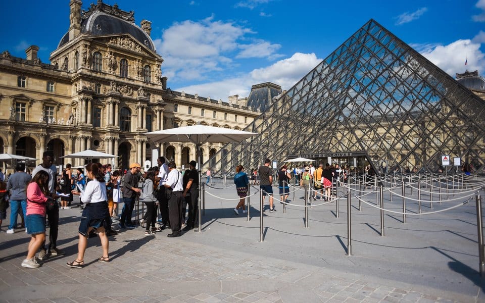 Коронавирус в Европе: Лувр в Париже закрыли для посетителей