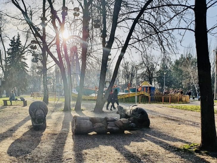 200-килограммовая статуя упала на ребенка в парке Запорожья