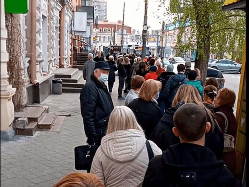Карантин в Днепр: сотни людей на остановках (Фото, видео)