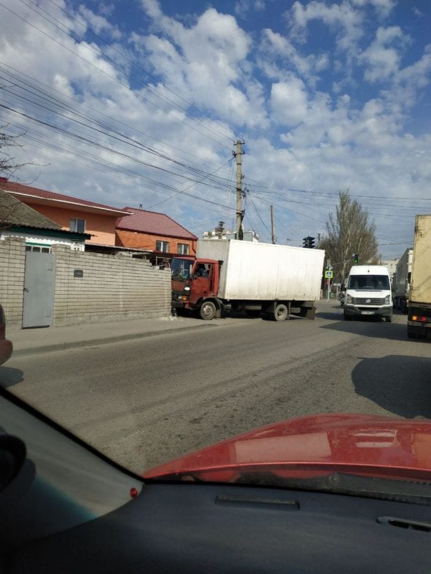 ДТП Днепр: на Янтарной грузовик протаранил забор 