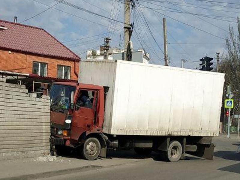 ДТП Днепр: на Янтарной грузовик протаранил забор