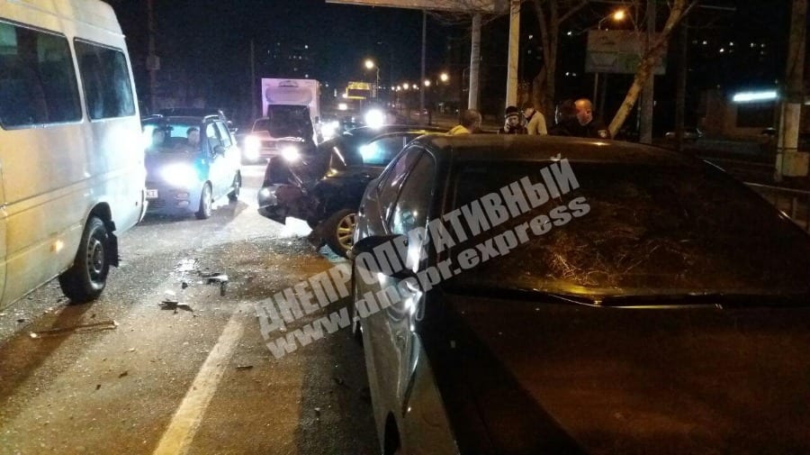 В Днепре на Рабочей столкнулись три автомоб