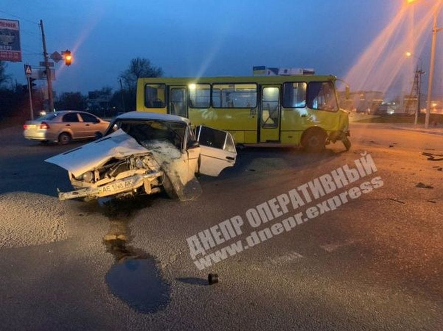 ДТП Днепр: ВАЗ протаранил автобус с пассажирами