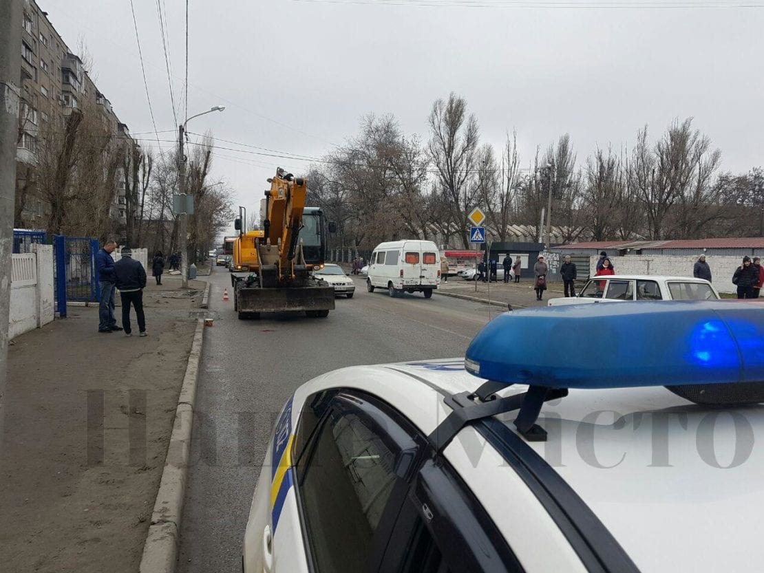 ДТП Днепр: экскаватор сбил пожилую женщину (Фото)