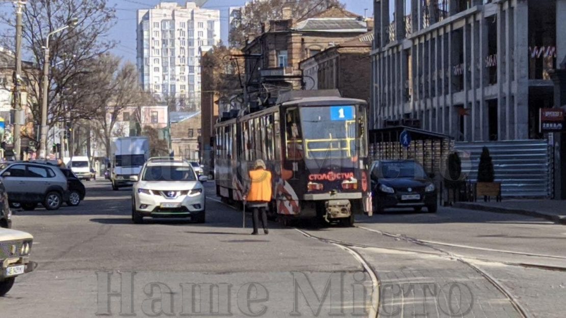 В центре Днепра женщина врезалась в трамвай. Новости Днепра