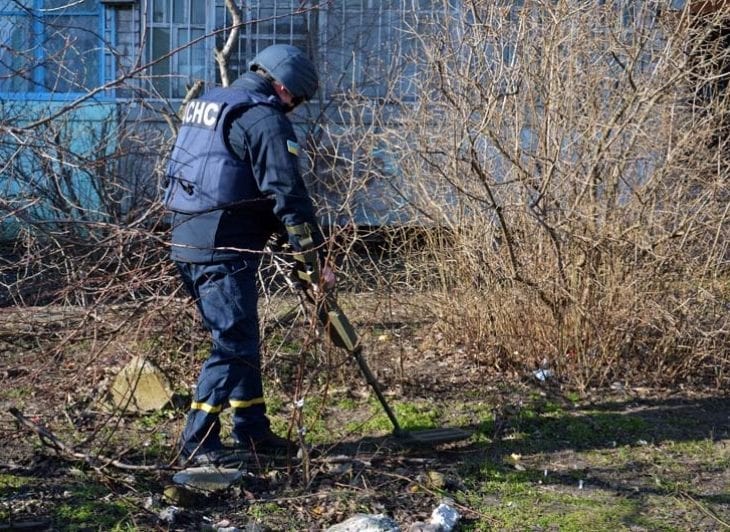 Место взрыва на Красном Камне притягивает детей. Новости Днепра