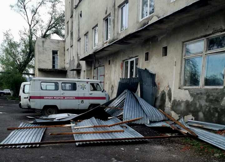 Ураган на Западной Украине повалил сотни деревьев и сорвал крыши с больницы и школ