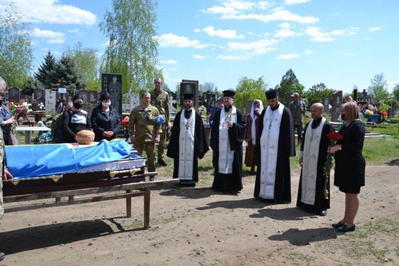 Под Днепром в последний путь провели погибшего героя