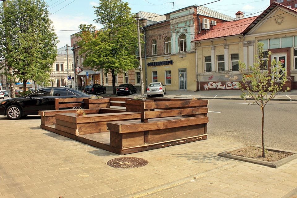 В Днепре у парклета пропала крыша. Новости Днепра