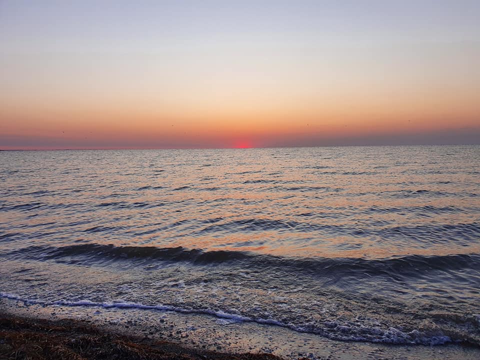 На Азовском море запечатлели "ангельский" рассвет (Фото)