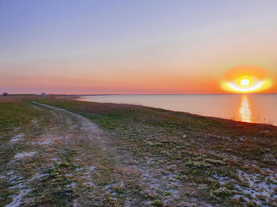 На Азовском море запечатлели "ангельский" рассвет (Фото)