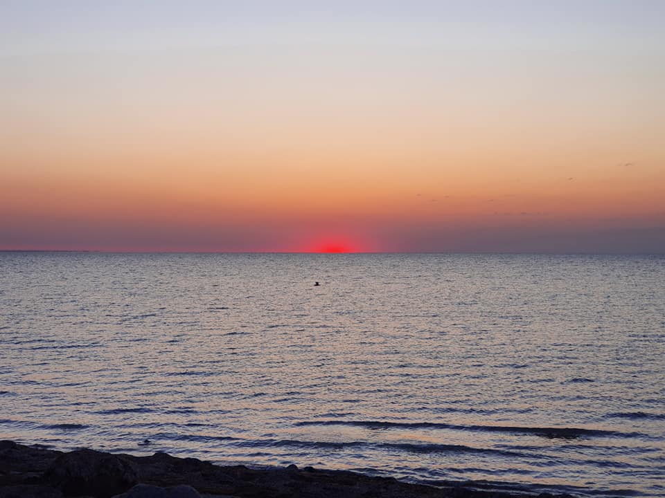 На Азовском море запечатлели "ангельский" рассвет (Фото)