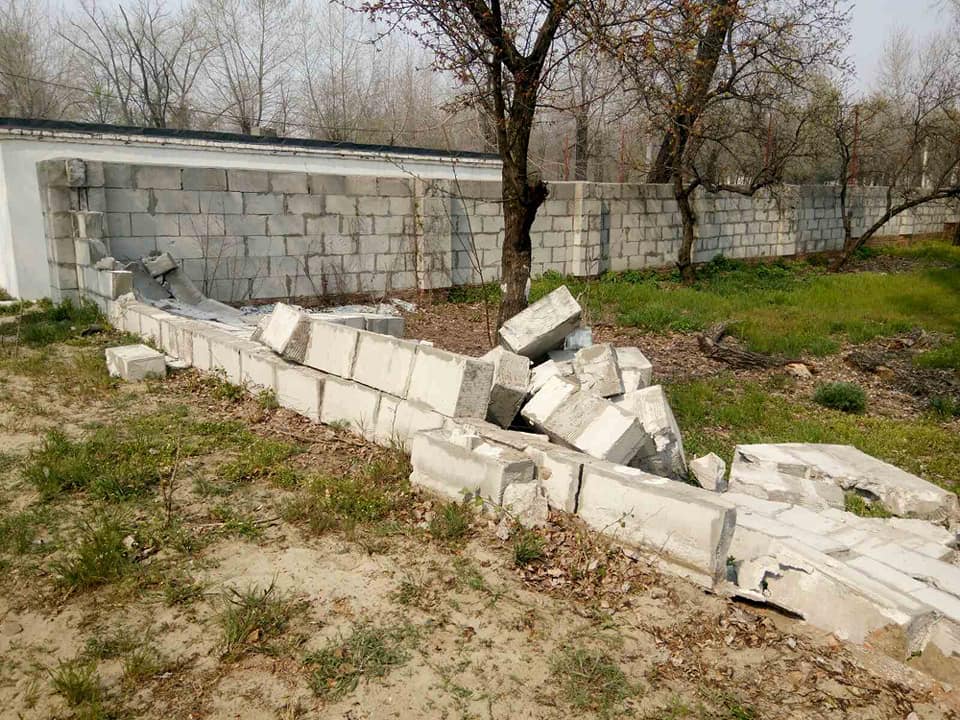 В Днепре вандалы растрощили забор в школе (Фото). Новости Днепра