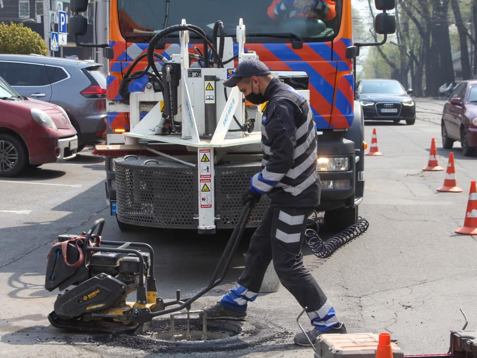 В Днепре меняют обычные люки на антивандальные