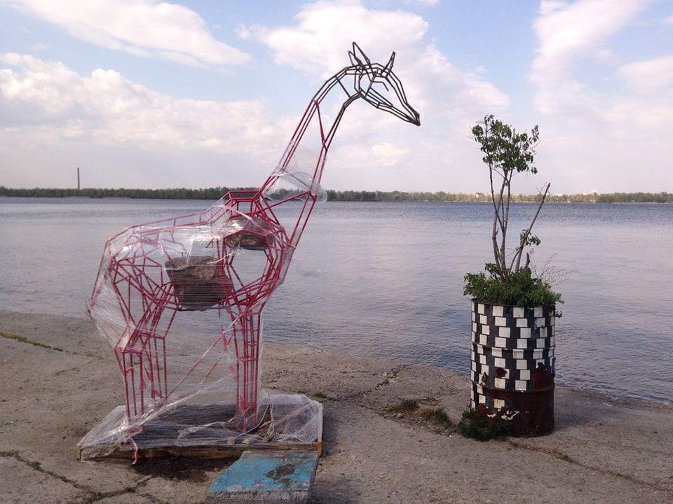 В Днепре на набережной «поселился» жираф в целофане (Фото)