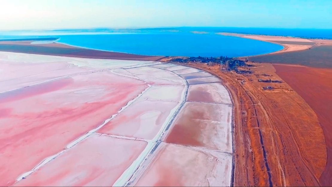 Розовое озеро на Азовском море: невероятные марсианские пейзажи