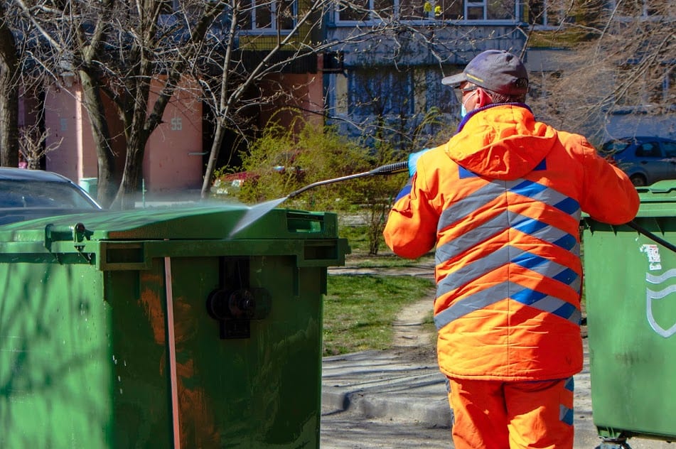 В Днепре дезинфицируют мусорные контейнеры. Новости Днепра