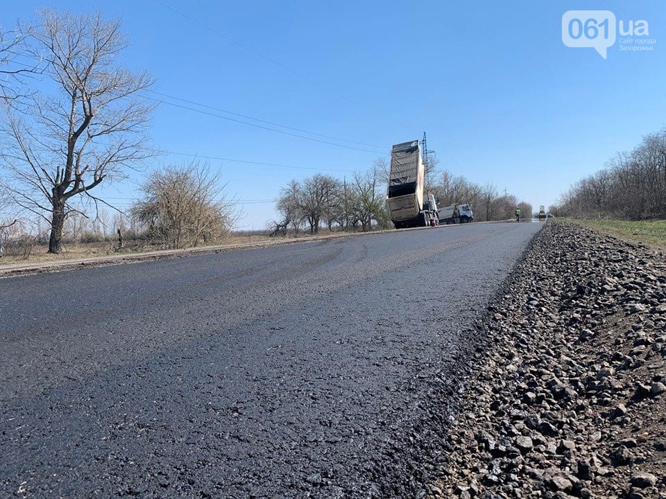 "Убитую" дорогу на Азовское море ремонтируют без остановок