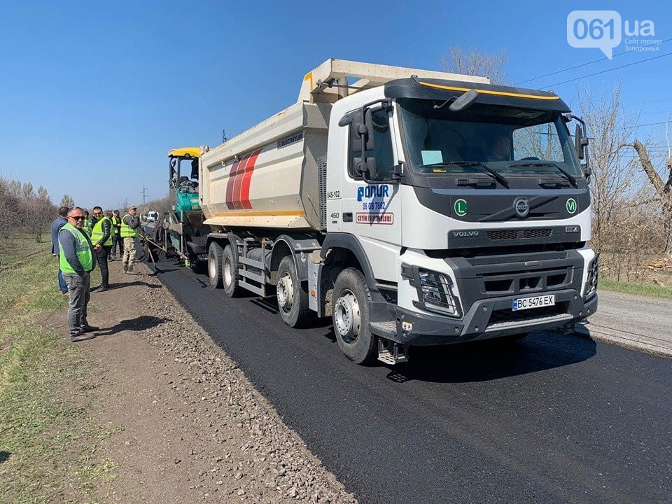 "Убитую" дорогу на Азовское море ремонтируют без остановок 