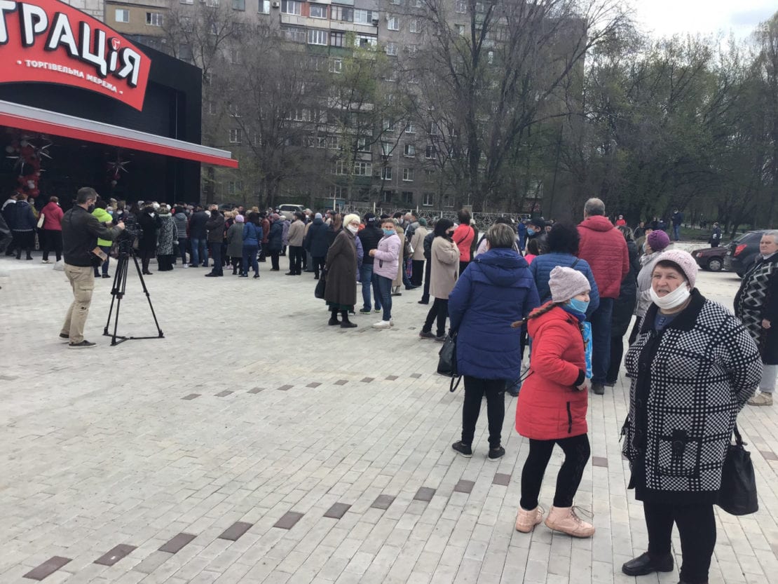 Карантин в Украине: сотни горожан штурмом взяли новый супермаркет