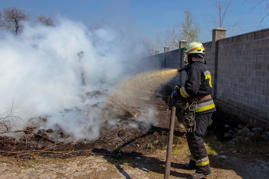 У Дніпрі триває кампанія з боротьби зі спалюванням листя і відходів