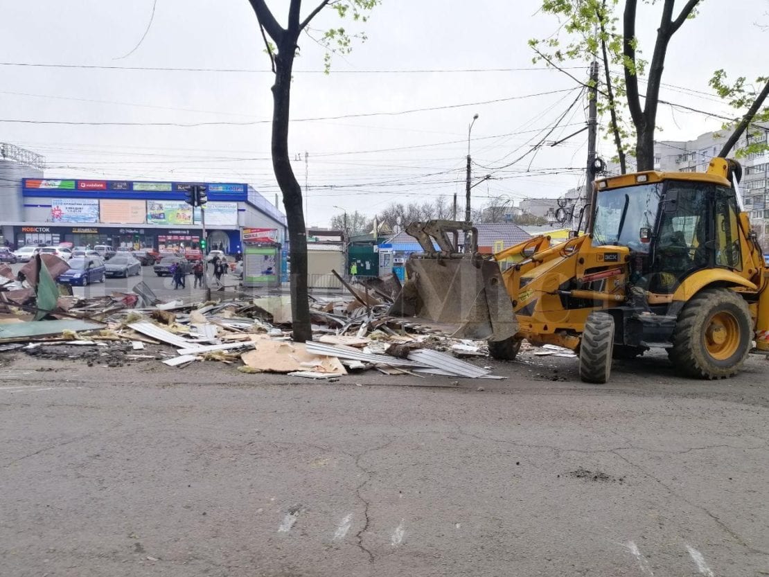 В Днепре на ж/м Тополь-2 массово снесли киоски. Новости Днепра