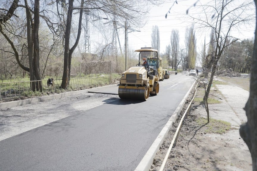 У Дніпрі продовжують ремонтувати проїжджі частини та внутрішньоквартальні дороги