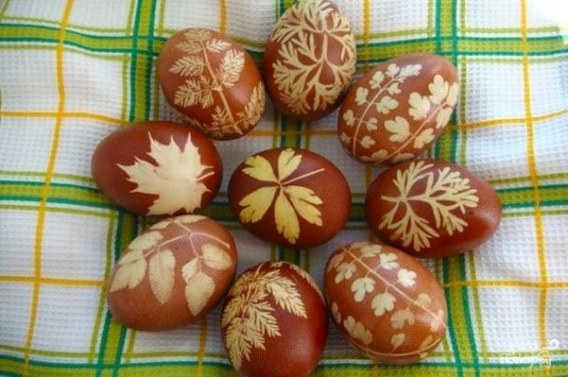 Без красителей: пасхальные яйца с растительными узорами (Фото)