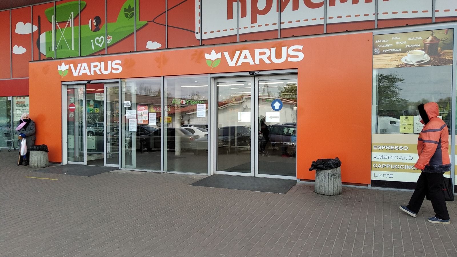 Карантин в Днепре: как супермаркеты Varus работают на Пасху