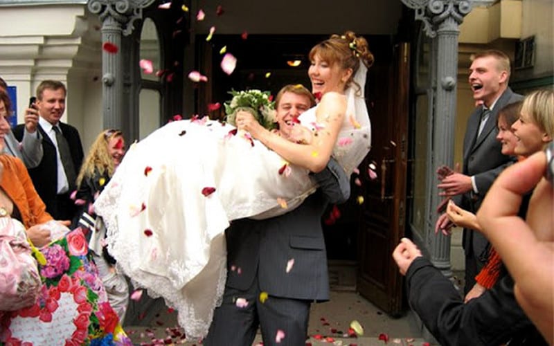 Приметы на свадьбу 2020: зачем вносить в дом невесту на руках